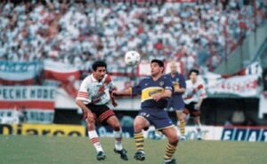 CURIOSIDADES DEL 25 DE OCTUBRE: MARADONA JUGÓ SU ULTIMO PARTIDO PROFESIONAL