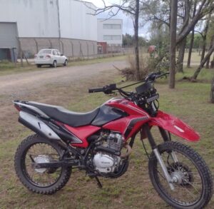 HACE INSTANTES: POLICIA SECUESTRA MOTOCICLETA VINCULADA A UN ROBO AGRAVADO