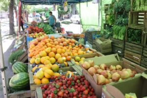 HOY FERIAZO: FRUTAS Y VERDURAS A BAJO COSTO EN EL C.C. LA TROCHA