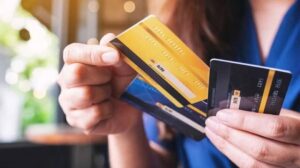 SEIS DE CADA DIEZ ARGENTINOS USAN LA TARJETA EN GASTOS CORRIENTES