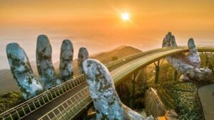 27 DE DICIEMBRE: PUENTE DE ORO SOSTENIDO POR LAS MANOS DE UN DIOS