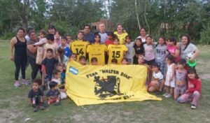 PEÑA «WALTER DÍAZ» ENTREGÓ CAMISETAS A ESCUELITA «LAS TORITAS» DEL MARCHETTI