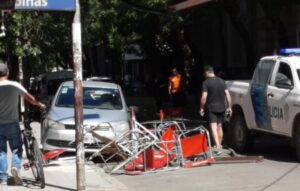 PATRULLERO CHOCA AUTOMÓVIL Y DESTROZA BALCÓN GASTRONÓMICO EN CENTRO MERCEDINO
