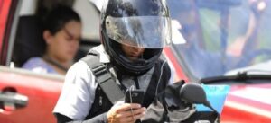 NUEVE DE CADA DIEZ CONDUCTORES MANEJA MIRANDO EL CELULAR: ¿QUÉ ESTÁ PASANDO?