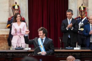 MENEM Y VILLARRUEL AUMENTARON 30% LA DIETA DE LEGISLADORES