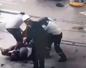 UN HOMBRE LE PEGÓ A PLAYERO DE ESTACIÓN DE SERVICIO EN BRAGADO (VIDEO)