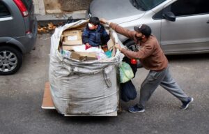 UNA FAMILIA NECESITÓ MÁS DE UN MILLÓN AL MES PARA NO SER POBRE