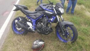 RUTA 5: CAYÓ DE SU MOTO Y SE ENCUENTRA EN GRAVE ESTADO