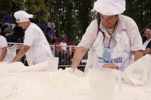 UNA MUCHEDUMBRE EL SÁBADO DE LA FIESTA NACIONAL DE LA TORTA FRITA