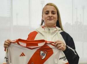 JUANA CANGARO FIRMÓ SU PRIMER CONTRATO CÓMO JUGADORA PROFESIONAL