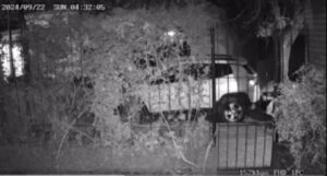 HUYÓ TRAS CHOCAR EN LA MADRUGADA A AUTOS ESTACIONADOS Y LO ENCONTRARON