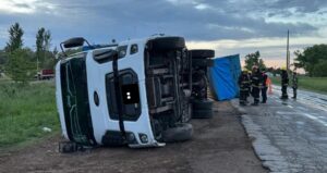 MADRUGADA DE HOY: VUELCO DE CAMIÓN EN RUTA 41