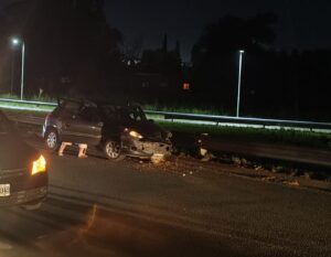 SENTIDO MERCEDES: CONDUCTOR PERDIÓ EL CONTROL Y CHOCÓ EN LA AU 5