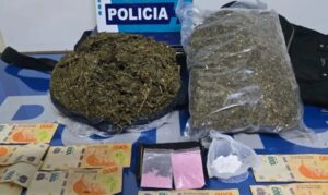 DETIENEN EN CHIVILCOY A REMISERO MERCEDINO CON UNA MUJER Y GRAN CANTIDAD DE DROGAS