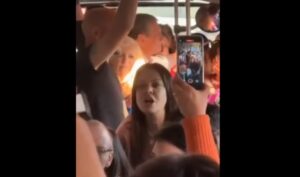 ESCRACHE A PETTOVELLO EN UN MICRO DE AEROPARQUE
