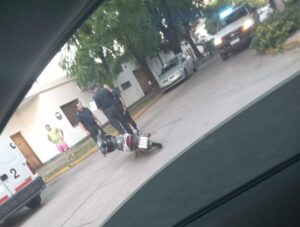 FUERTE COLISIÓN ENTRE CAMIONETA Y MOTO: JOVEN INTERNADO