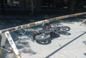 FUERTE CHOQUE DE UNA MOTO EN PLENO CENTRO