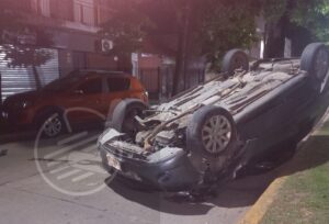URGENTE: FUERTE CHOQUE Y VUELCO EN PLENO CENTRO MERCEDINO