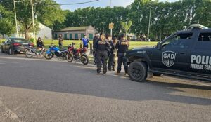 FUERTE OPERATIVO POLICIAL VEHICULAR EN INGRESOS A MERCEDES Y LA TROCHA