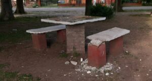 VILLA ESPIL: MENORES ROMPIERON UNA PLAZA Y SUS PADRES PAGARAN ARREGLOS