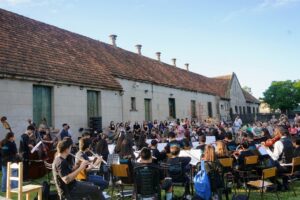 LA ORQUESTA ESCUELA CERRÓ EL AÑO CON RECITAL AL AIRE LIBRE