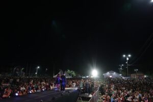 CIENTOS DE EGRESADOS DESFILARON POR LA PASARELA 2024