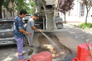 REALIZAN UN BACHEO GENERAL EN CALLE 25