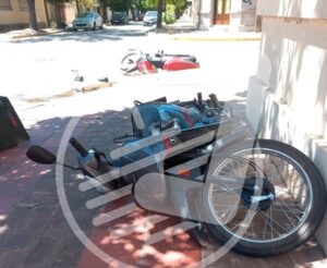 FUERTE CHOQUE DE MOTOS EN PLENO CENTRO: JOVENES INTERNADOS