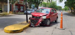 FUERTE CHOQUE EN AVENIDA 17 CONTRA LUMINARIA: MANEJABA UN MENOR