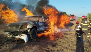 SUIPACHA: CAMIONETA DESTRUÍDA TRAS VORAZ INCENDIO EN CAMINO RURAL
