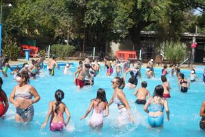 CENTENARES DE CHICOS DISFRUTAN DE LAS ESCUELAS ABIERTAS DE VERANO