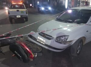 CHOQUE ENTRE TAXI Y MOTOCICLETA: UN HOMBRE CON GRAVES HERIDAS