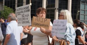JUBILADOS DENUNCIAN «CRIMEN SILENCIOSO» FRENTE AL PAMI Y LLEVAN SU RECLAMO AL HCD