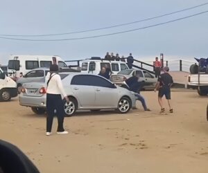 VILLA GESELL: TURISTA A LAS TROMPADAS CON TRAPITO QUE LE PIDIÓ 20 MIL PESOS