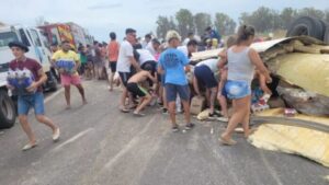 RUTA 8: VOLCÓ CAMIÓN, MURIÓ SU CONDUCTOR Y SAQUEARON LA CARGA DE COMESTIBLES