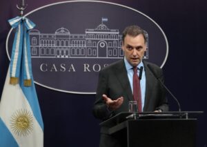 «MOTOSIERRA INFINITA»: CONFIRMAN CASI 700 DESPIDOS Y CIERRE DE OFICINAS EN DGI