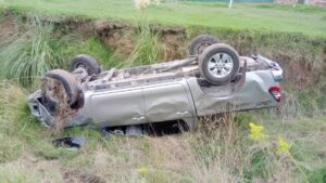 ENCUENTRAN CAMIONETA VOLCADA EN ZANJÓN DE CALLE 10