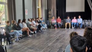 ENCUENTRO CON JOVENES ESTUDIANTES POR OTRO AÑO SOLIDARIO