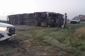 VUELCO DE CAMIÓN EN RUTA 5 CORTÓ EL TRÁNSITO POR LA MAÑANA