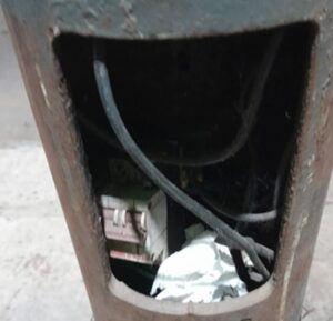 VECINO ENCONTRÓ POSTE VANDALIZADO Y UN PELIGRO EN PLAZA SAN MARTIN