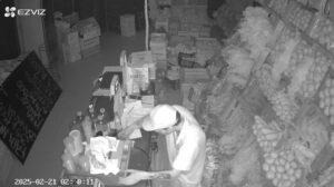 ROBAN EN COMERCIO DE 32 Y 41: LA POLICÍA TIENE IDENTIFICADO AL AUTOR