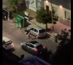 NO QUISO PAGARLE AL TRAPITO, RECIBIÓ UN PIEDRAZO Y LE DIO UNA PALIZA