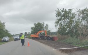 VOLCÓ UN CAMIÓN CARGADO DE SAL EN RUTA 41