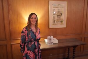 “MADRID, BUENOS AIRES, PARÍS. A TRAVÉS DEL ESPEJO” LA NOVELA DE AYELÉN SEQUEIRO