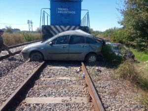 TREN ARROLLÓ UN AUTO EN GOWLAND: UNA MUJER FALLECIDA Y OTRA INTERNADA