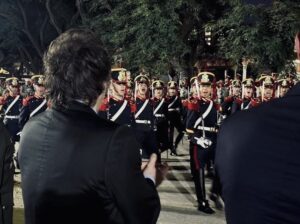 INSÓLITO ERROR DE MILEI FRENTE A LOS GRANADEROS: «JUAN JOSÉ DE SAN MARTIN»