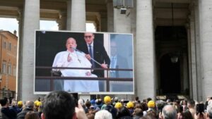 ¡GRACIAS A TODOS!: EL PAPA FRANCISCO REAPARECIÓ DESDE EL BALCÓN