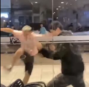VIRALIZAN GOLPIZA DE PATOTA A UN JOVEN EN PLENO CENTRO DE MERCEDES
