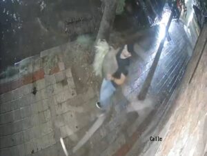 DENUNCIAN A HOMBRE FILMADO INTENTANDO ROMPER PUERTA DE CONOCIDO BAR