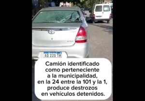 CAMIÓN MUNICIPAL IBA CON PUERTA ABIERTA Y CHOCÓ AUTOS ESTACIONADOS